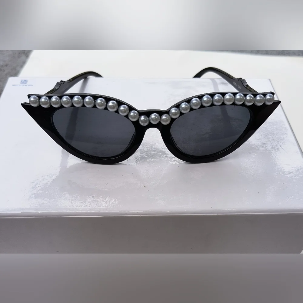 Hot Topic Women's Retro Glam Black Cat Eye Sunglasses With Faux Pearls NWOT